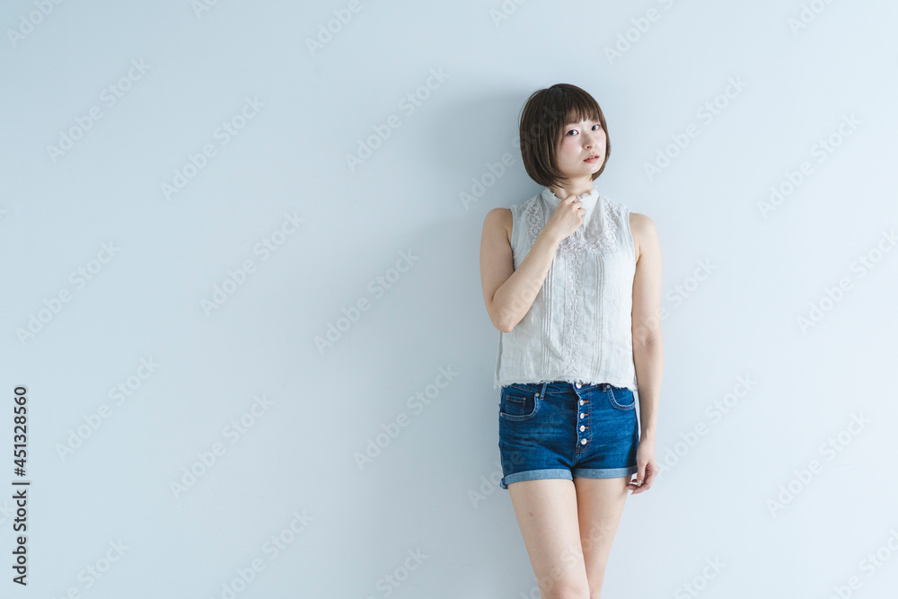 夏ファッションの爽やかな女性 夏ファッションの爽やかな女性