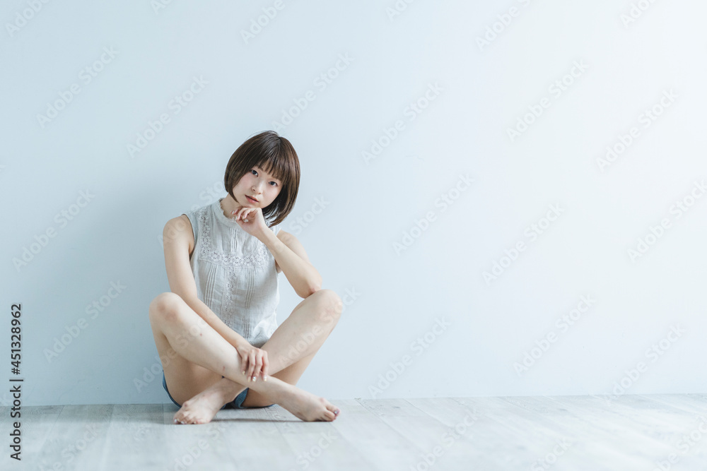 夏ファッションの爽やかな女性 夏ファッションの爽やかな女性