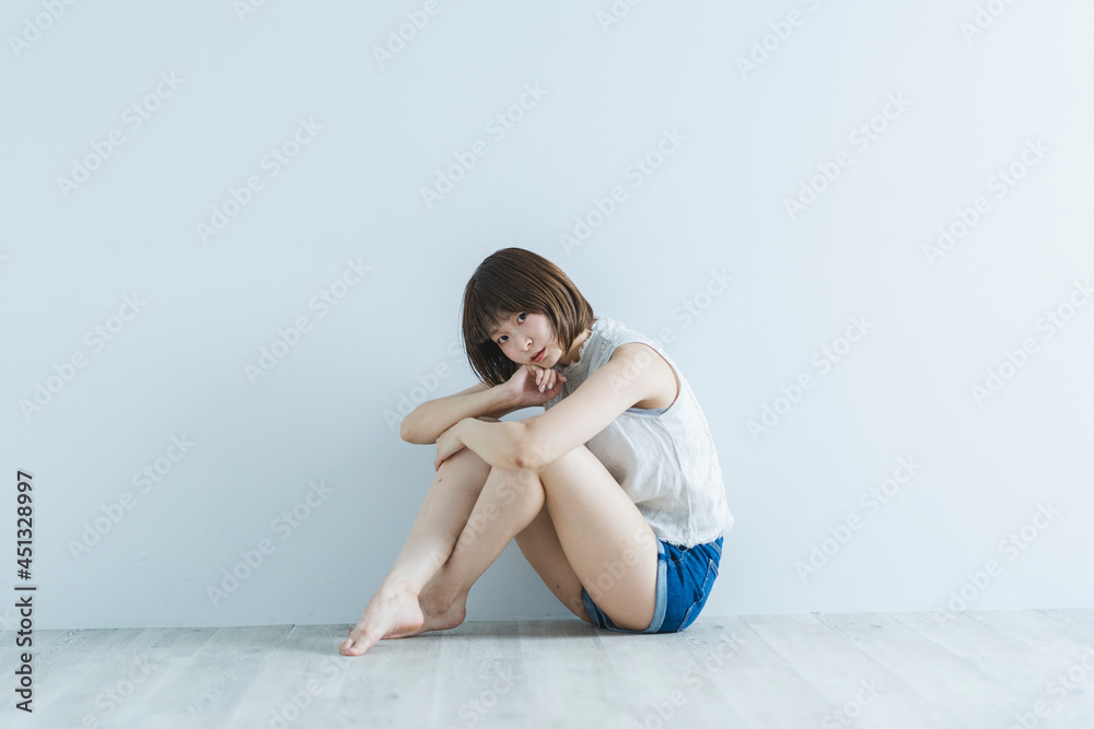 夏ファッションの爽やかな女性 夏ファッションの爽やかな女性
