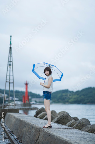 雨の日の海にいる女性