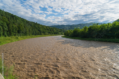 Fototapeta Naklejka Na Ścianę i Meble -  Rzeka Poprad po intensywnych opadach deszczu w Piwniczna-zdrój