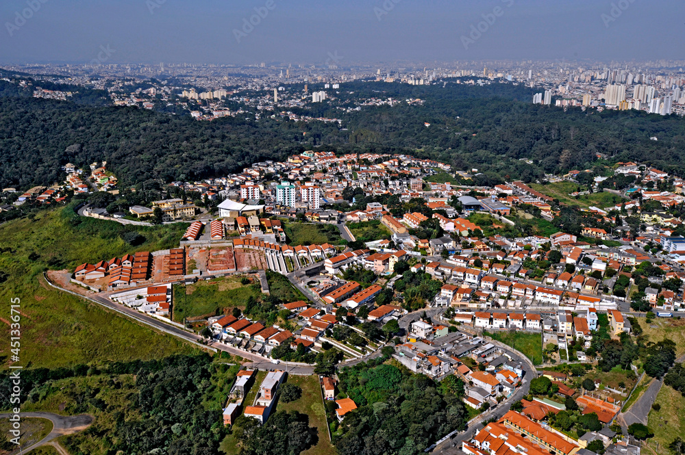 Ocupação urbana de area de mananciais. Serra da Cantareira. São Paulo.