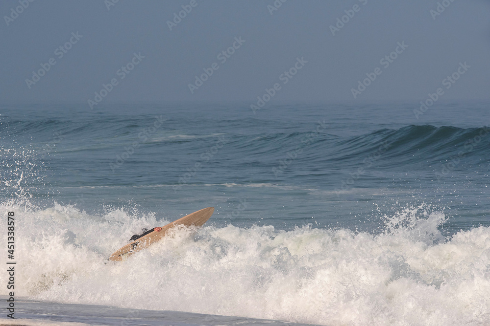 Obraz premium surfer trying to pass the shore break