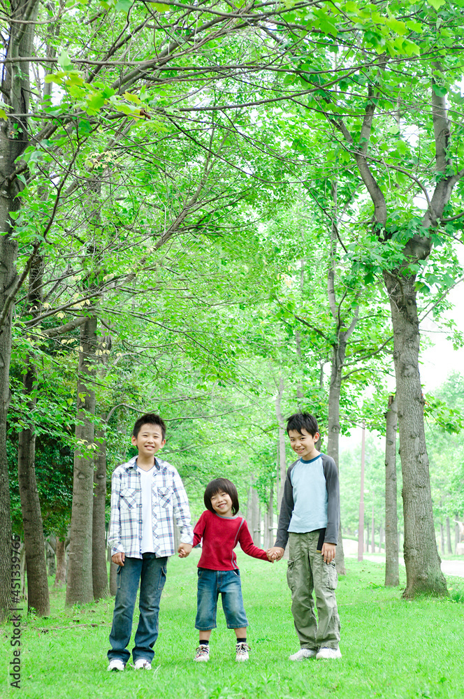 手をつないで立つ男の子３人