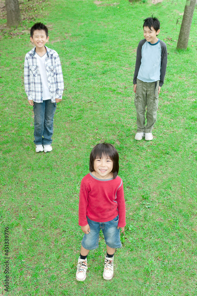 見上げる男の子3人 見上げる男の子3人