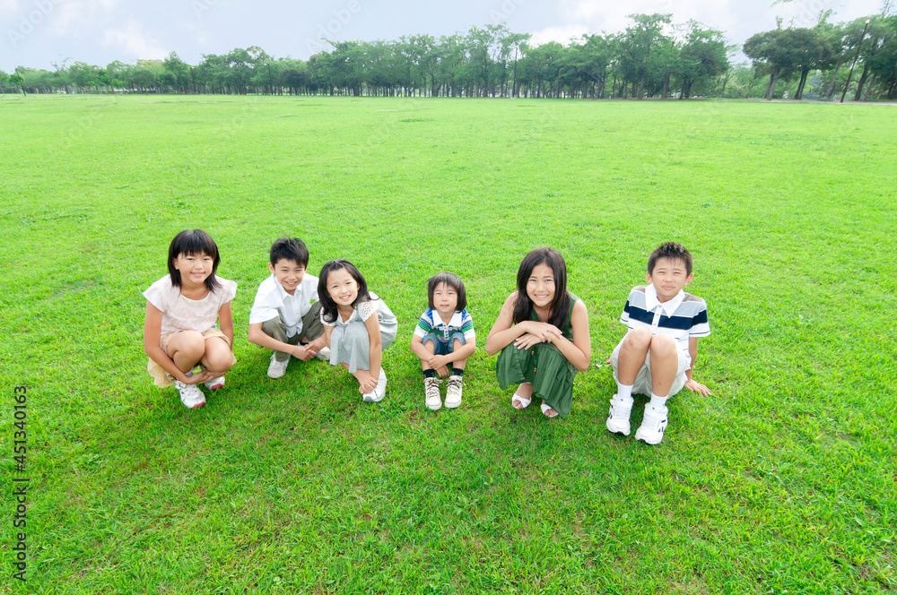 Obraz premium 並んで座る子供たち