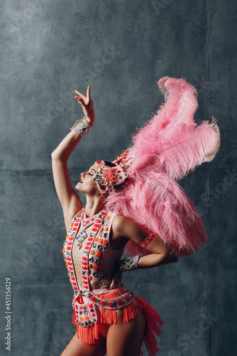 Foto Woman in samba or lambada costume with pink feathers plumage.