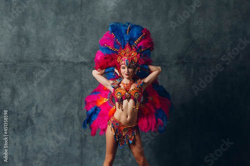Photography Woman in brazilian samba carnival costume with colorful feathers plumage