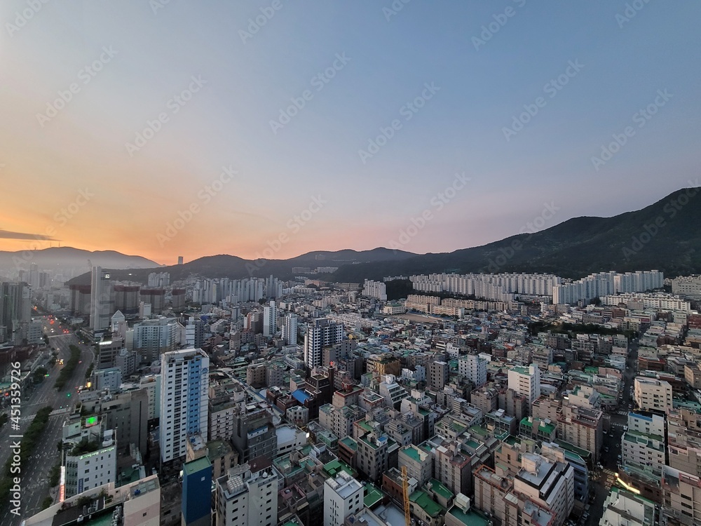 Obraz premium 몽환적인 일출, 노을이 지는 도시