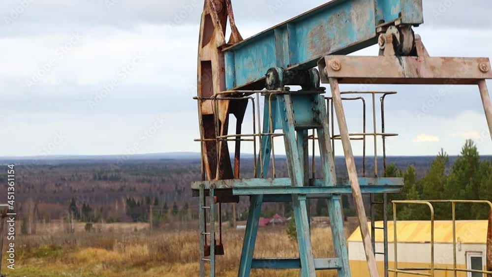 Sucker rod pumps work and pump oil. operation and maintenance of oil