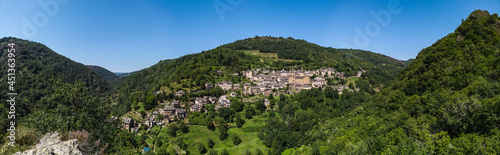 Conques (Aveyron, France) - Vue panoramique du village depuis le point de vue du Bancarel