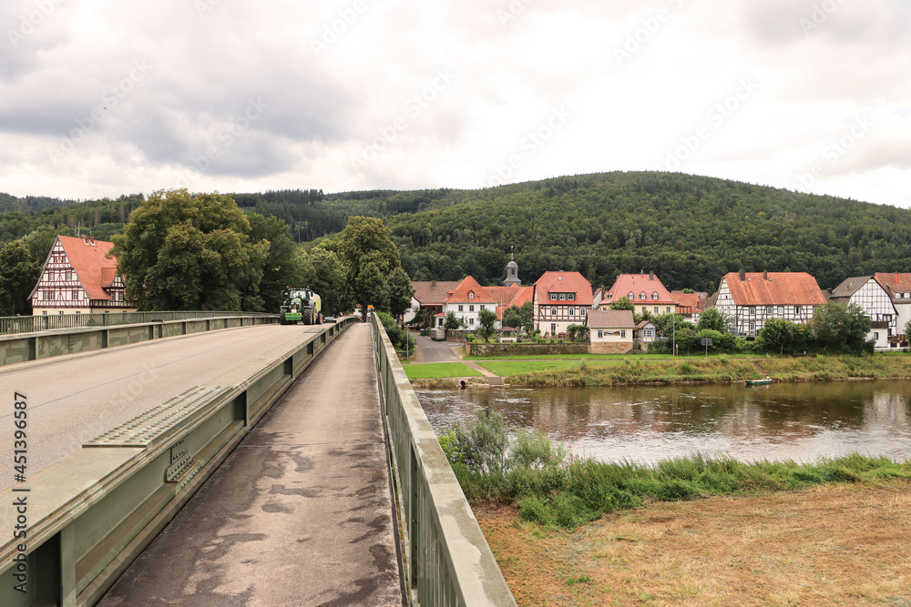 Weserbrücke (Wolfgang-Stemmel-Brücke) und Ortskern im hessischen Gieselwerder