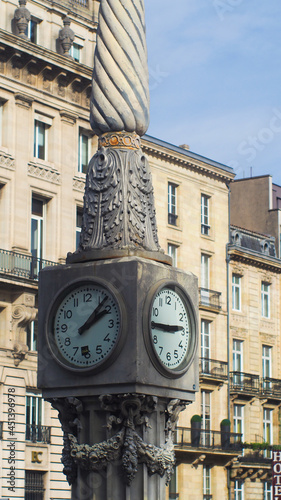 Horloge dans le centre-ville de Bordeaux photo