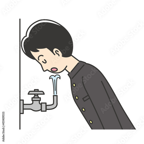水道の水を飲む男子高校生