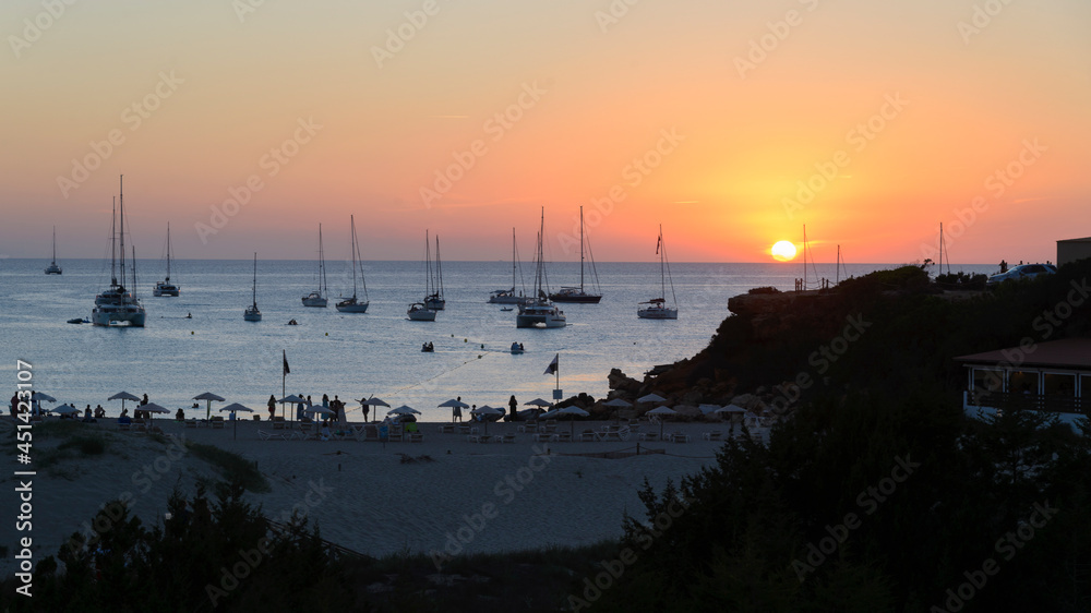 Anochecer y puesta de sol frente al mar en la costa mediterránea de Cala Saona en Formentera, Islas Baleares, España