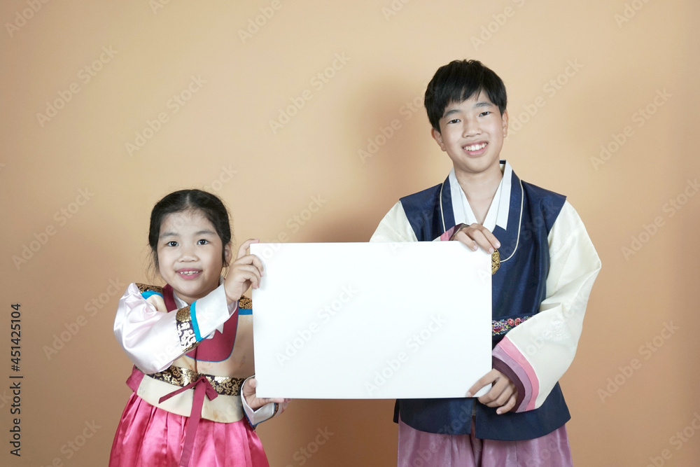한복을 입고 웃으며 광고판을 든 아이들 Smiling children wearing hanbok and holding billboards