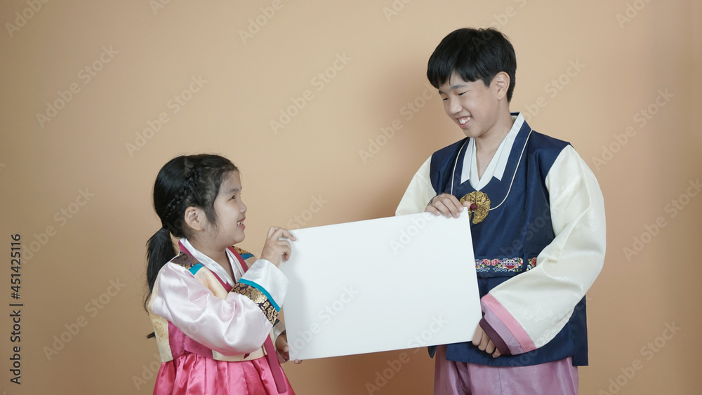 한복을 입고 웃으며 광고판을 든 아이들 Smiling children wearing hanbok smiling and holding billboards 한복을 입고 웃으며 광고판을 든 아이들 Smiling children wearing hanbok smiling and holding billboards