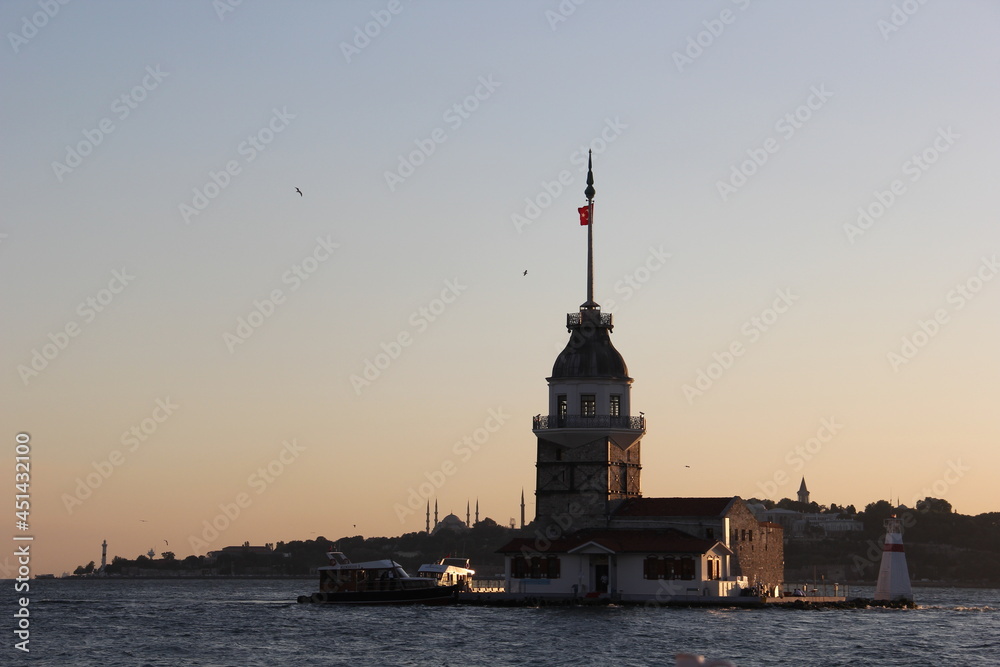 Obraz premium Maiden's Tower at Sunset