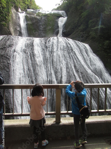 袋田の滝とカップル