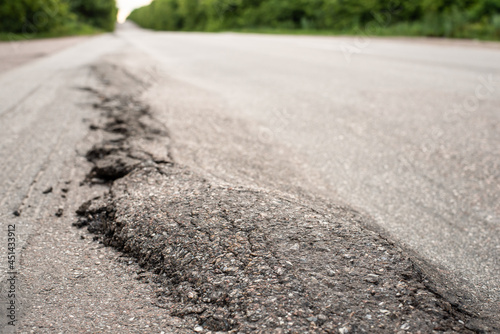 Φωτογραφία Close-up photo of damaged road in the countryside