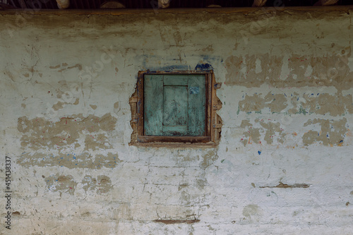 pequeña ventana en una casa de campo © diego