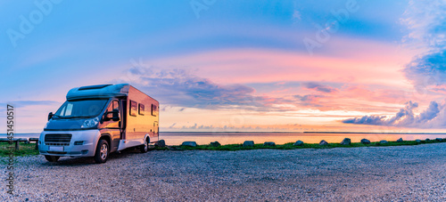 Wohnmobil bei Sonnenuntergang am Strand