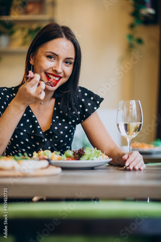 Young woman eating salad in a cafe