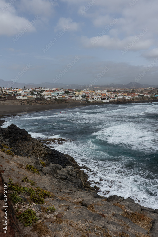 Fotografías en el Bufadero de la isla de Gran Canaria en las que se puede ver el mar y formaciones rocosas un día nuboso.