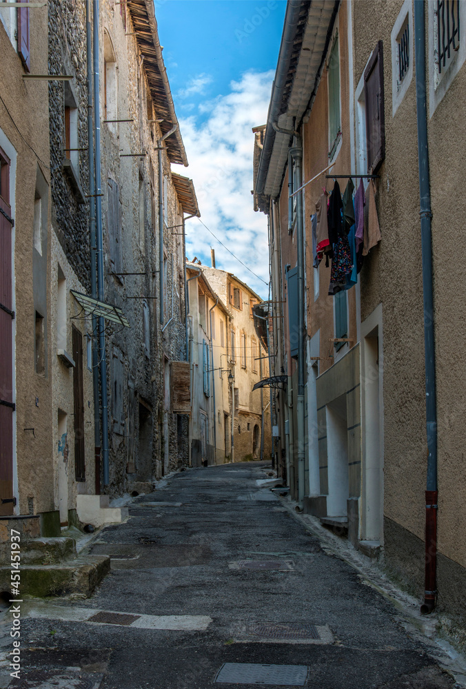Fototapeta premium Ruelle étroite aux Mées, Alpes-de-Haute-Provence, France