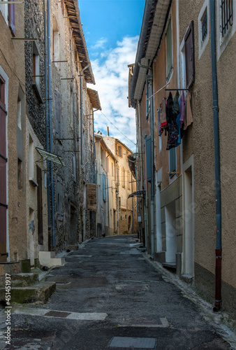 Ruelle étroite aux Mées, Alpes-de-Haute-Provence, France