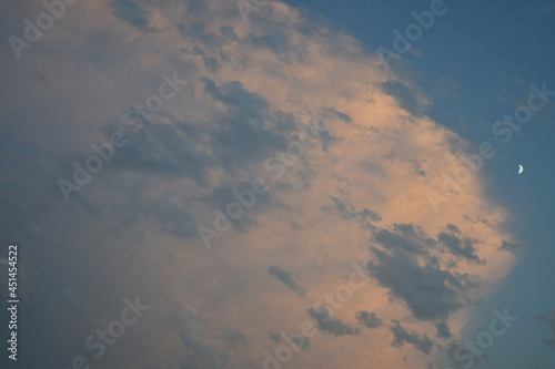De gros nuages face à la petite lune. photo