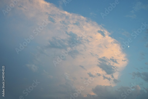 De gros nuages face à la petite lune. photo