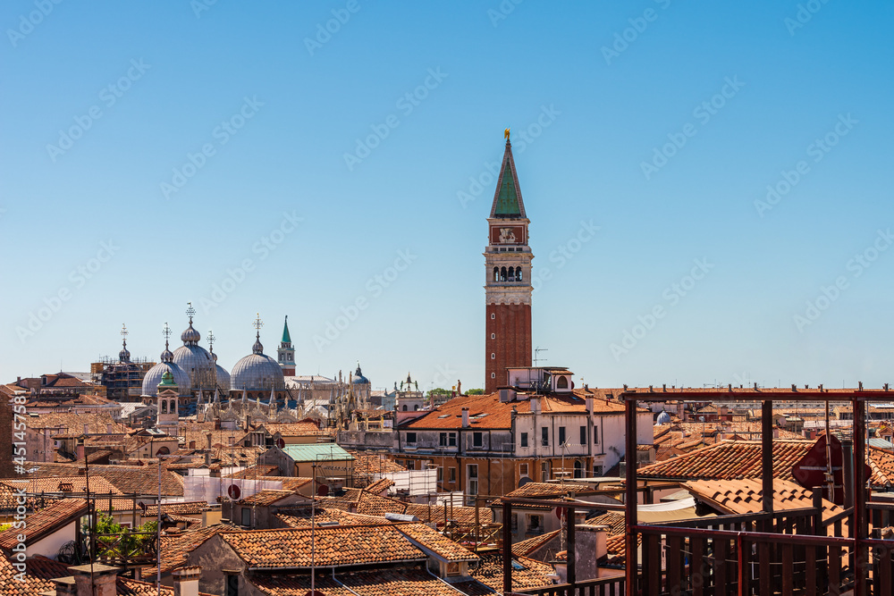 Obraz premium View of the rooftops of the island of Venice in Italy and the ancient bell tower of St Mark's Basilica ( Campanile di San Marco ).
