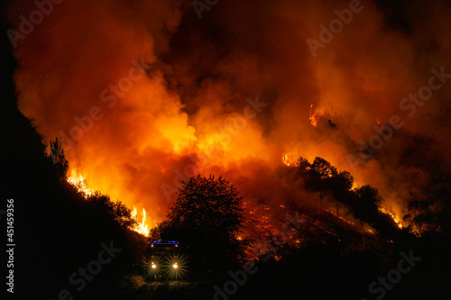 Incendio forestal por la noche en Ourense, Galicia, Spain.