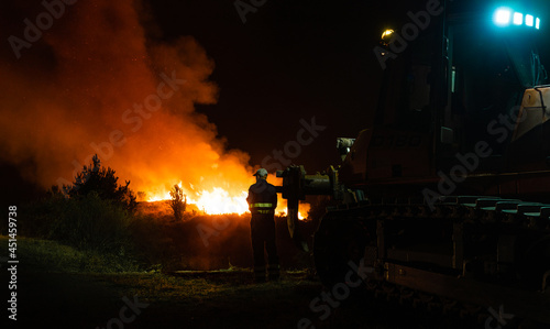 1 bombero participa en extinción de incendio cera del bulldozer