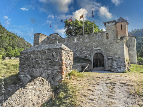 Ensemble de fortifications du village de Colmars dans le massif du Queyras dans les Alpes du Sud photo