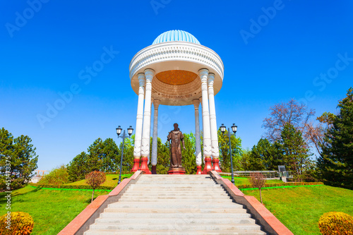 Alisher Navoiy monument in Tashkent, Uzbekistan photo