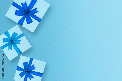 Paczka z prezentami na niebieskim tle