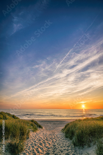 Weg zum Strand am Meer bei Sonnenuntergang