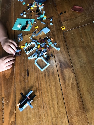 Niño desarrollando sus habilidades mediante el aprendizaje del juego armando diferentes formas con bloques de construcción plastico