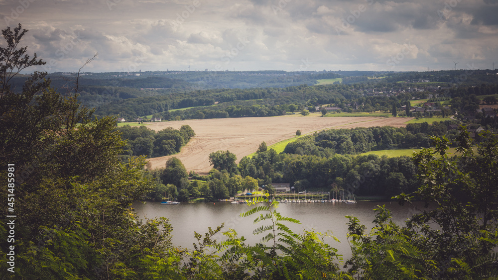ein sommerlicher Tag in Nordrhein Westfalen in Deutschland mit schöner Landschaft