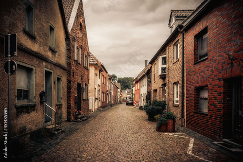 Liebliche Altstadt von Zons am Rhein in Nordrhein-Westfalen in Deutschland im Sommer