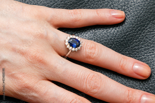 Φωτογραφία Blue sapphire ring on hand