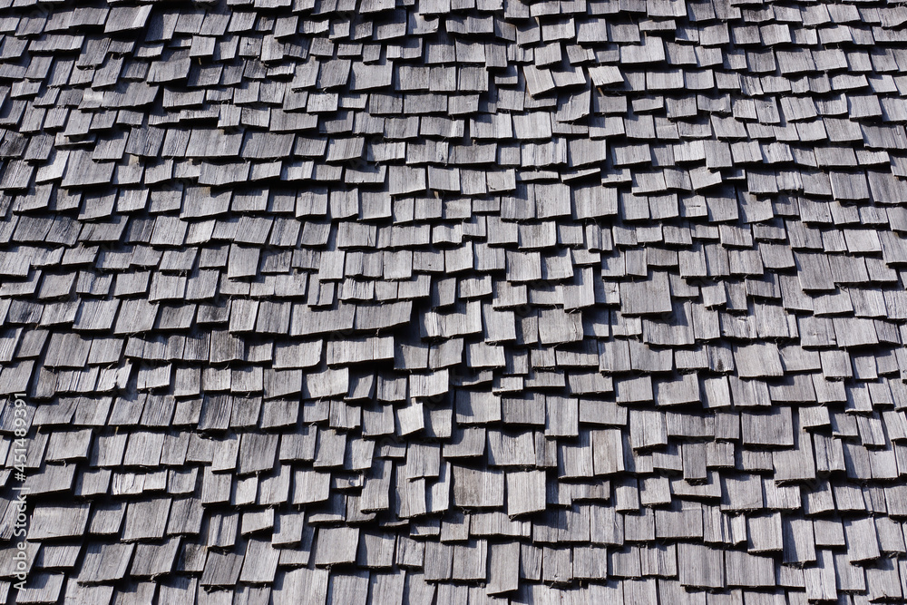 Rekonstruiertes frühmittelalterliches Dach aus handgefertigten Schindeln aus Fichtenholz, neuntes Jahrhundert, karolingisch