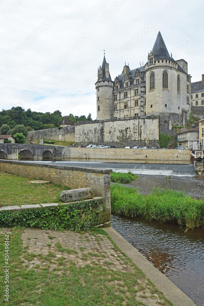 La Rochefoucauld en Angoumois, Charente, Nouvelle-Aquitaine, France : le château.
