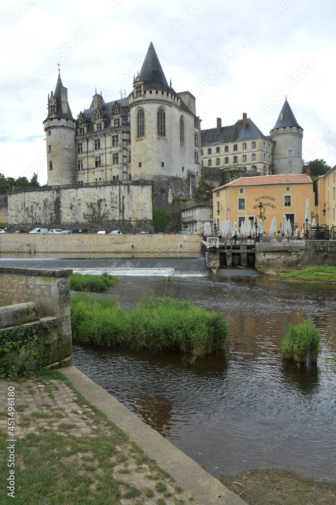 Fototapeta premium La Rochefoucauld en Angoumois, Charente, Nouvelle-Aquitaine, France : le château.