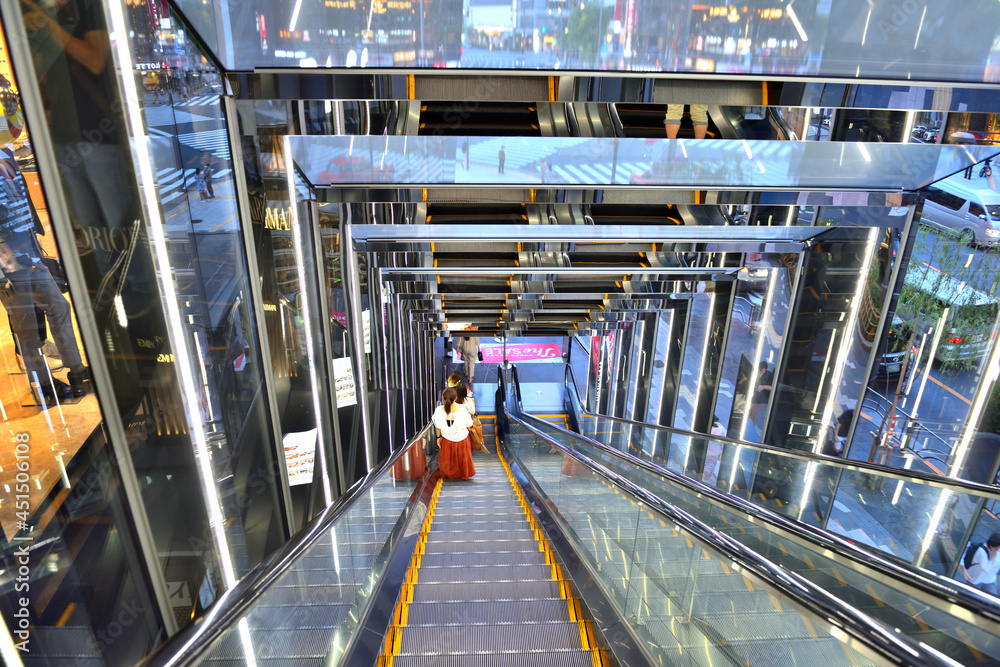 東京銀座百貨店の長いエスカレーター Photos Adobe Stock