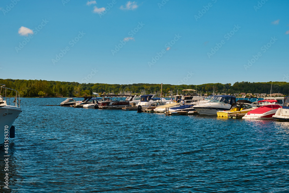 Obraz premium water and boats docked