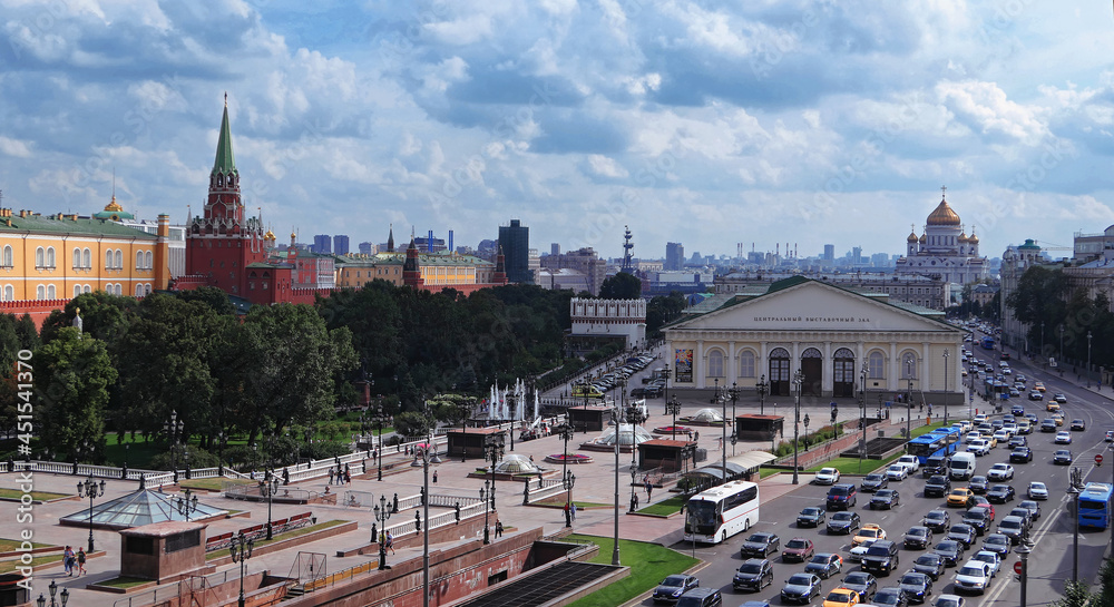 Naklejka premium Sunny aerial view on Kremlin, Red Wall and Mokhovaya street