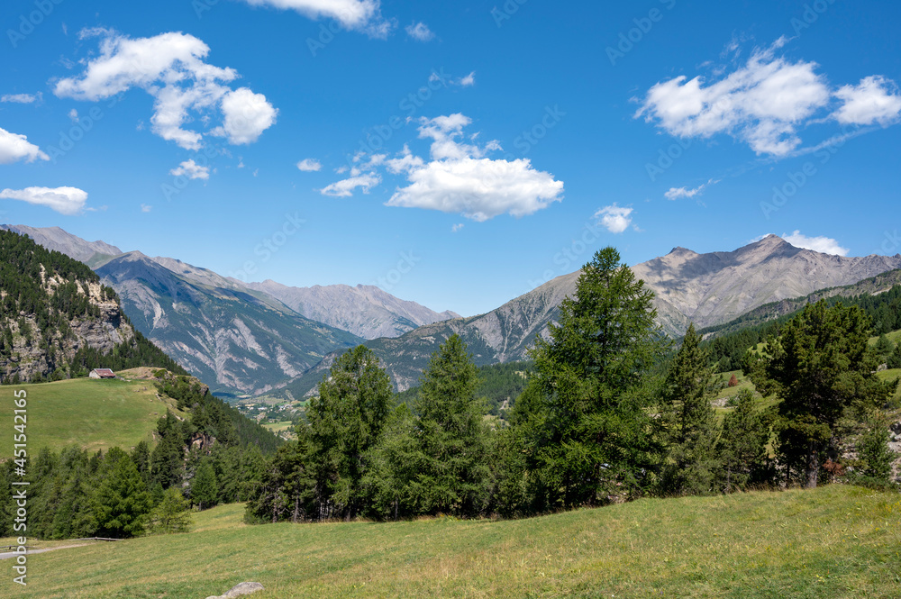 Paysage de montagne dans les Alpes-de-Haute-Provence dans le col de la Bonette vers la vallée de l'Ubaye en France en été